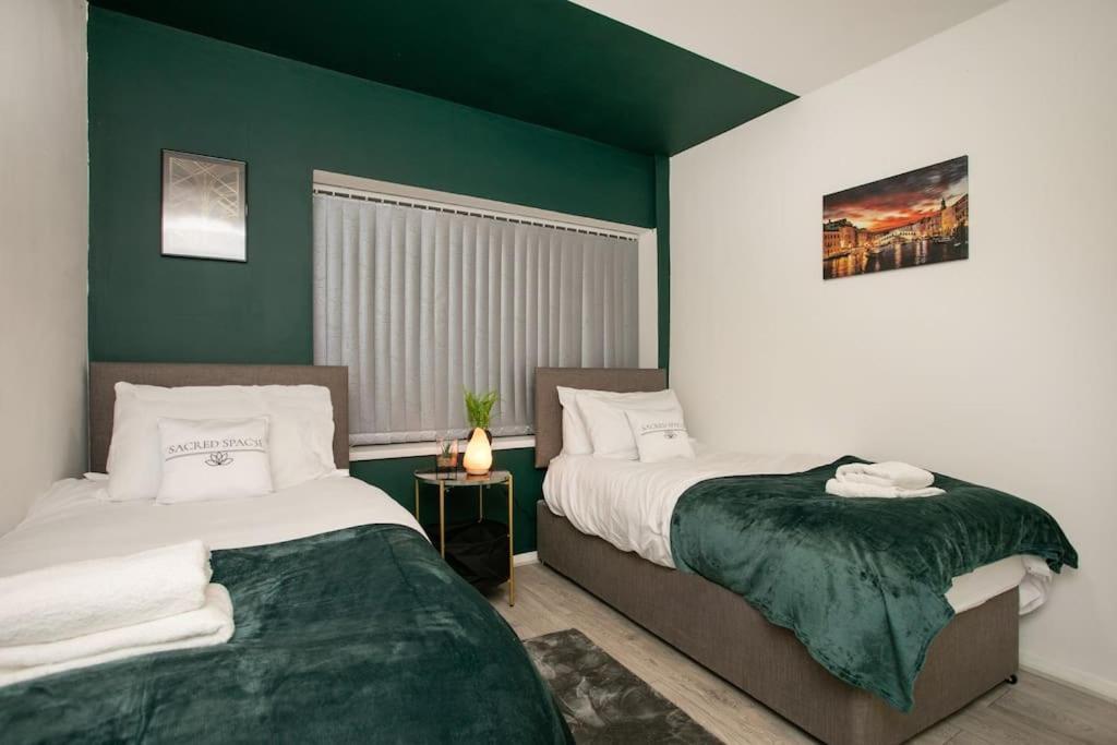 3 Bed Perfect For Contractors! Long Term Discount! *