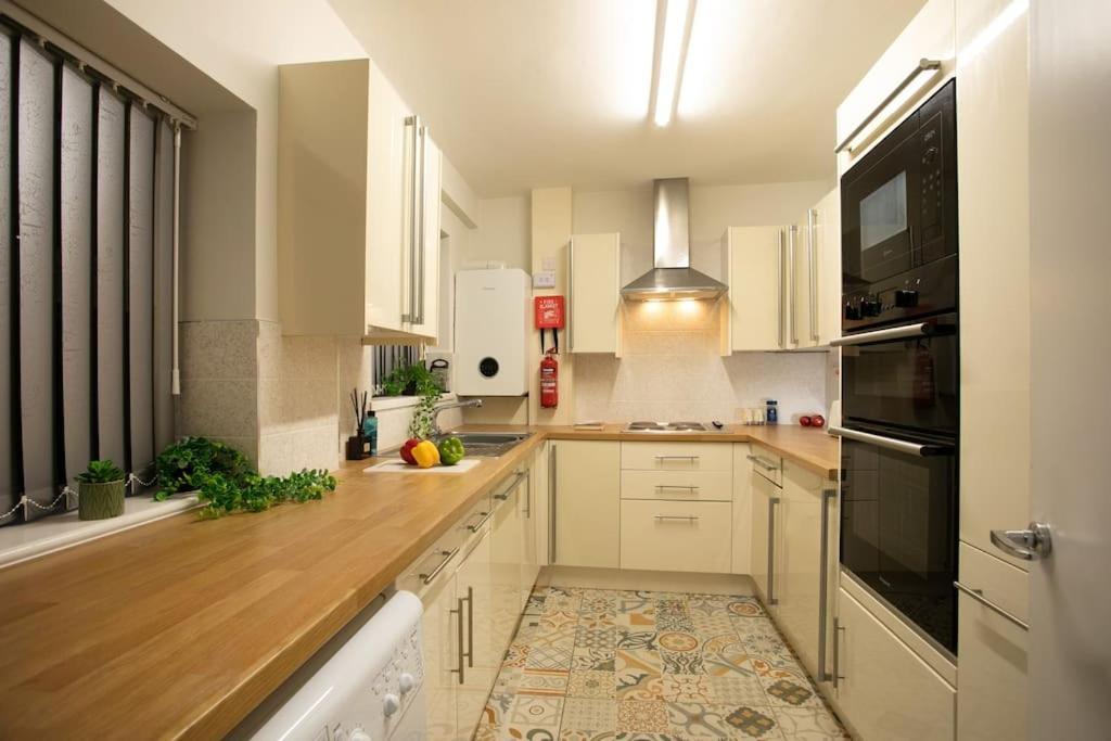 3 Bed Perfect For Contractors! Long Term Discount! * Sheffield
